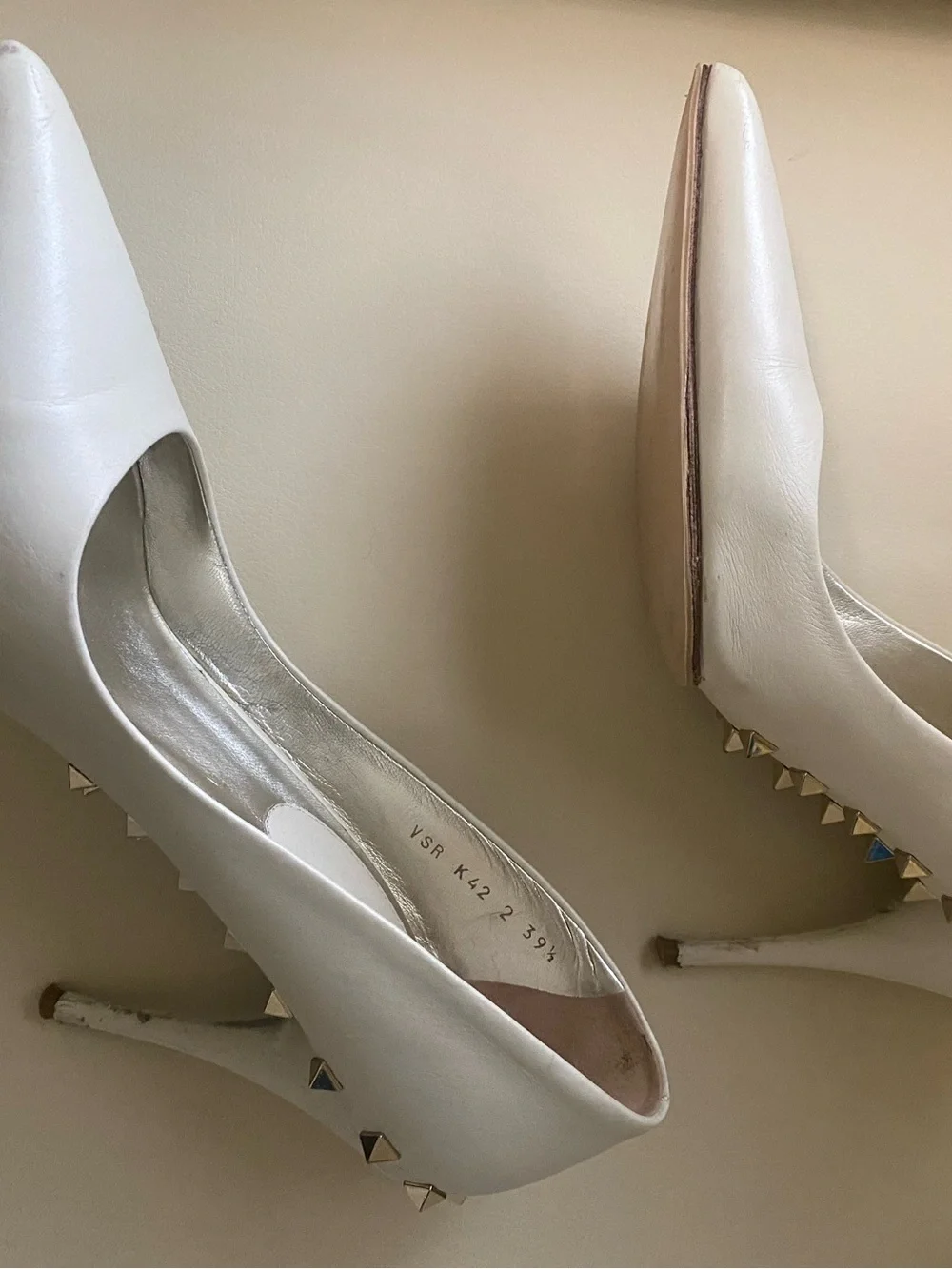 Valentino Garavani Cream White Leather Pointed-Toe Pumps Flaws